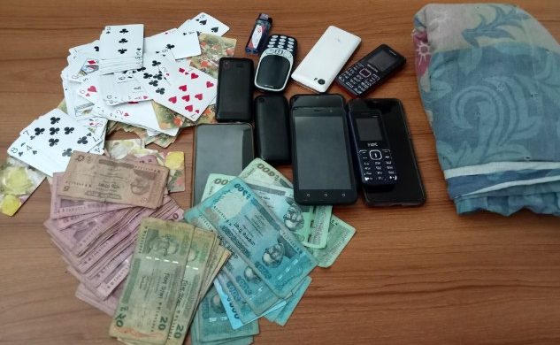 উদ্ধার কৃত টাকা,মো্বাইল,কাড